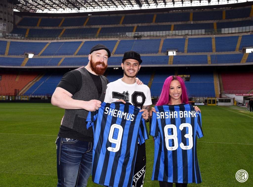 FOTO – Icardi, dal calcio al wrestling? Il bomber argentino incontra le star della WWE