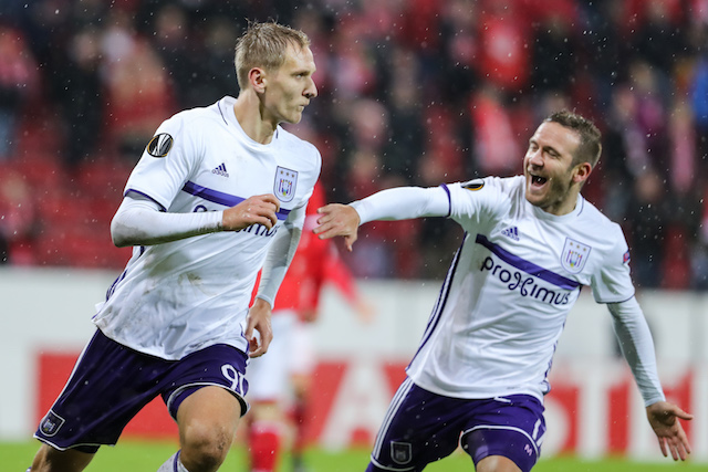 MAINZ, GERMANY - OCTOBER 20: Lukasz Teodorczyk of Anderlecht (L) celebrates his team's first goal with team mate Diego Capel during the UEFA Europa League match between 1. FSV Mainz 05 and RSC Anderlecht at Opel Arena on October 20, 2016 in Mainz, Rhineland-Palatinate. (Photo by Simon Hofmann/Bongarts/Getty Images)