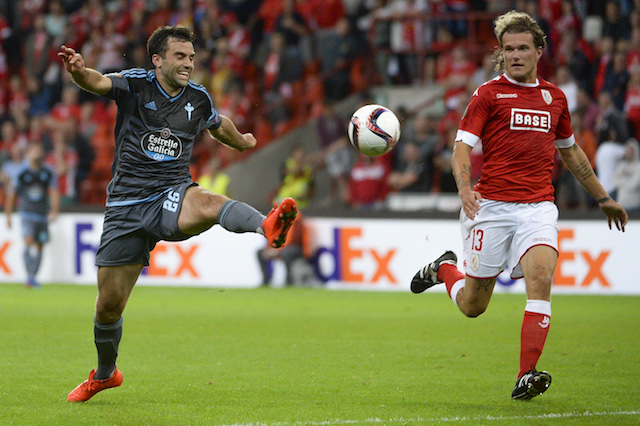 Celta's Italan forward Giuseppe Rossi (L) vies with Standard's Danish defender Alexander Scholz during the Europa League group G football match between Standard de Liege and Real Club Celta de Vigo in Liege on September 15, 2016. / AFP / Belga / NICOLAS LAMBERT / Belgium OUT (Photo credit should read NICOLAS LAMBERT/AFP/Getty Images)