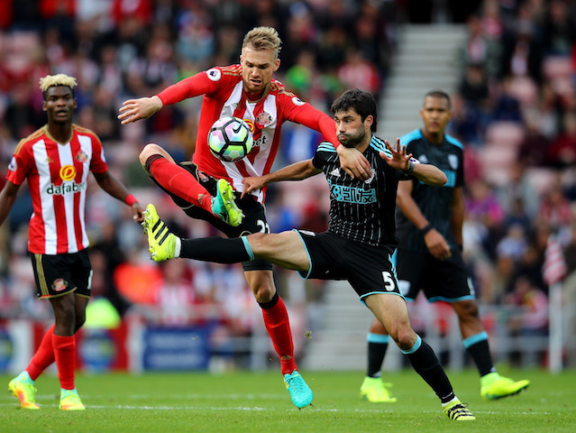 SUNDERLAND, ENGLAND - OCTOBER 01: Jan Kirchhoff of Sunderland (L) and Claudio Yacob of West Bromwich Albion (R) battle for possession during the Premier League match between Sunderland and West Bromwich Albion at Stadium of Light on October 1, 2016 in Sunderland, England. (Photo by Clive Brunskill/Getty Images)