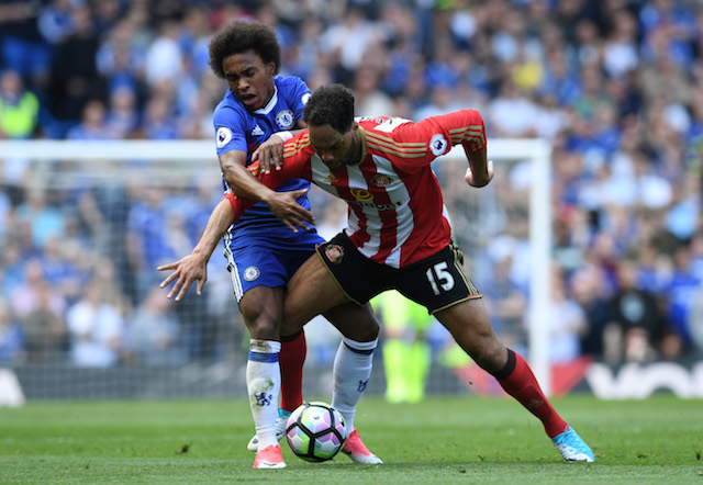 LONDON, ENGLAND - MAY 21: Willian of Chelsea closes down Joleon Lescott during the Premier League match between Chelsea and Sunderland at Stamford Bridge on May 21, 2017 in London, England. (Photo by Shaun Botterill/Getty Images)