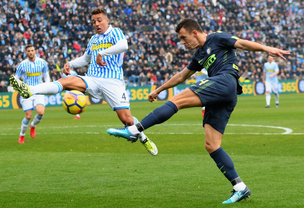FERRARA, ITALY - JANUARY 28: Thiago Cionek of Spal competes for the ball with Ivan Perisic of FC Internazionale during the serie A match between Spal and FC Internazionale at Stadio Paolo Mazza on January 28, 2018 in Ferrara, Italy. (Photo by Alessandro Sabattini/Getty Images)