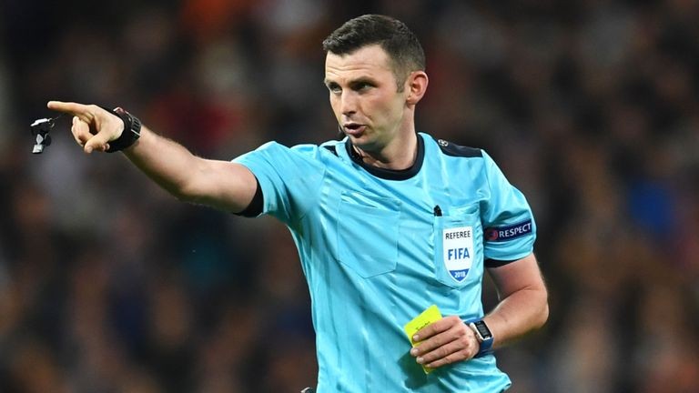 Michael Oliver, la moglie svela: “Dopo il rigore al Real ho avuto paura: sono venuti a minacciarci a casa”