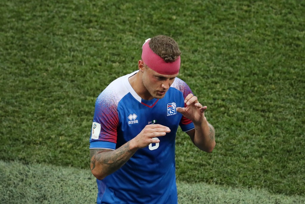 Botta in testa per Sigurdsson, il c.t. dell’Islanda lo ‘aiuta’ così: “Sei Pelè e farai 3 gol”
