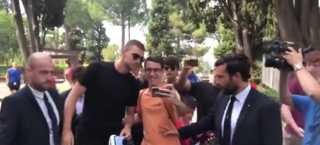 VIDEO – Dzeko accolto dai tifosi fuori da Villa Stuart: “Uno di noi”. Qualche selfie e una sciarpa per il bosniaco