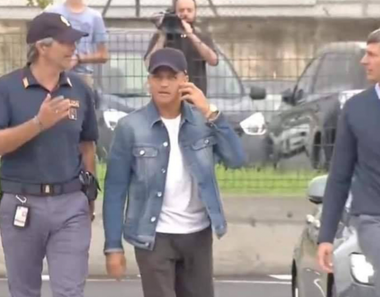 FOTO – Ecco Alexis Sanchez! Primo saluto ai tifosi dell’Inter, ora le visite