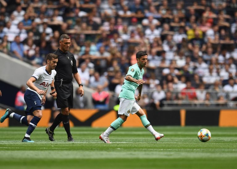 Tottenham-Inter, Sensi calcia accidentalmente la palla sull’arbitro: si applica la nuova regola