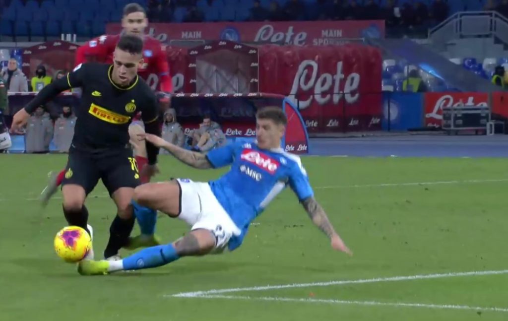 Napoli-Inter, la moviola di Marelli: severo il giallo a Skriniar, manca sanzione a Fabian Ruiz. Sul rigore chiesto da Lautaro…