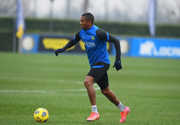 Dall’Inghilterra – Il Burnley piomba su Ashley Young: il calciatore tentenna