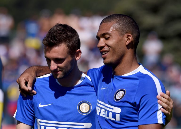 Social – Brozovic si traveste coi figli in maschera. E Juan Jesus se la ride: “Sei unico, ti amo per questo”