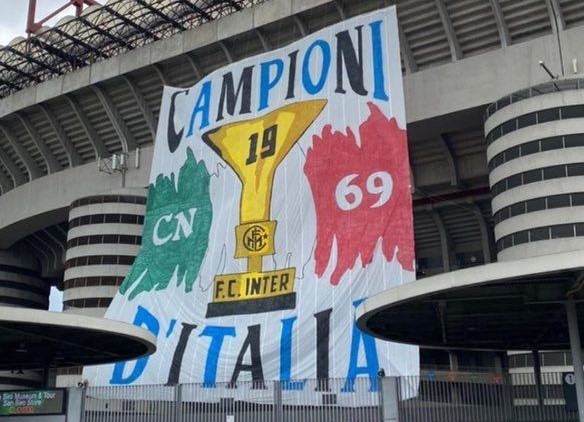 Festa Scudetto, la Curva Nord espone lo striscione con la coppa fuori San Siro
