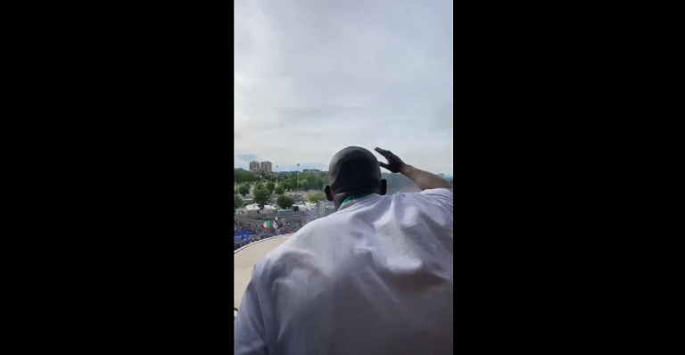 VIDEO – L’Inter saluta i tifosi fuori San Siro: parte la festa
