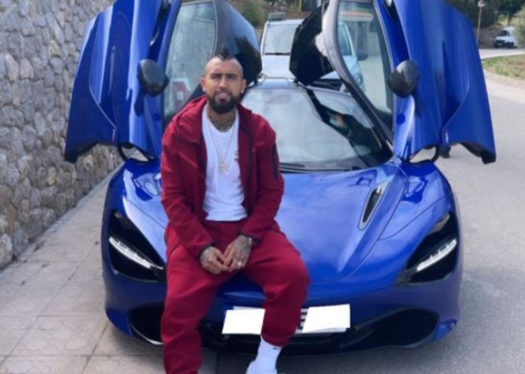 Social – Vidal in posa con un’automobile da sogno: spiccano i colori nerazzurri