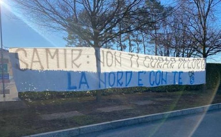 Inter, i tifosi stanno con la squadra: striscioni ad Appiano