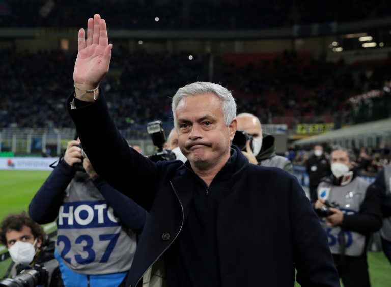 Inter-Roma, cori e striscione da brividi per Mourinho: “Bentornato a casa”