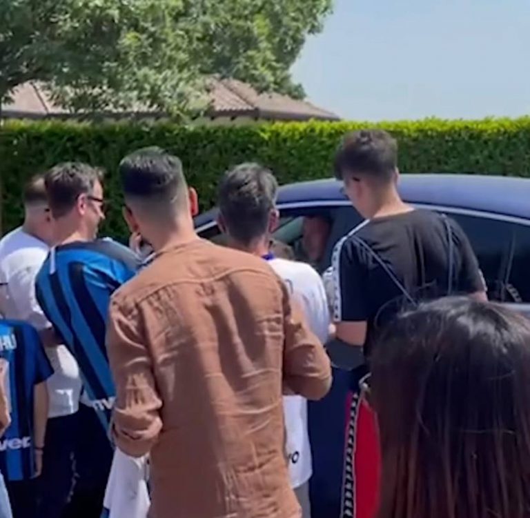 VIDEO – Perisic-Inter, i tifosi fuori da Appiano: “Resta Ivan”. Lui risponde così