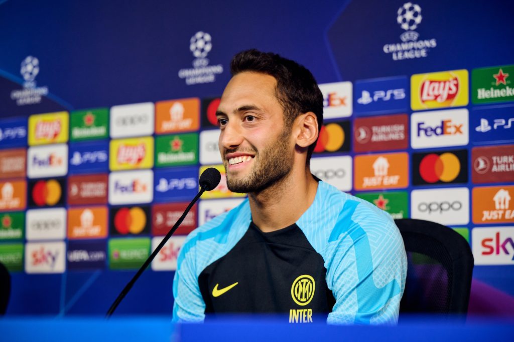 Inter-Bayern, Calhanoglu: “Parlare del Derby mi dà fastidio: ora tutti uniti”