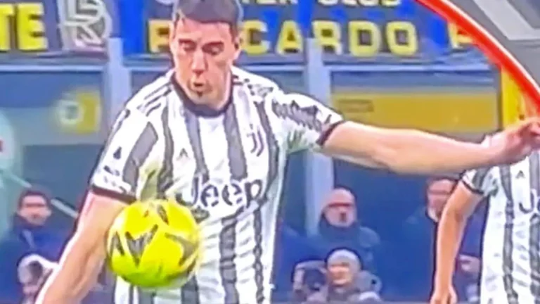 Gol di Kostic, non solo Rabiot: anche Vlahovic la tocca di mano!