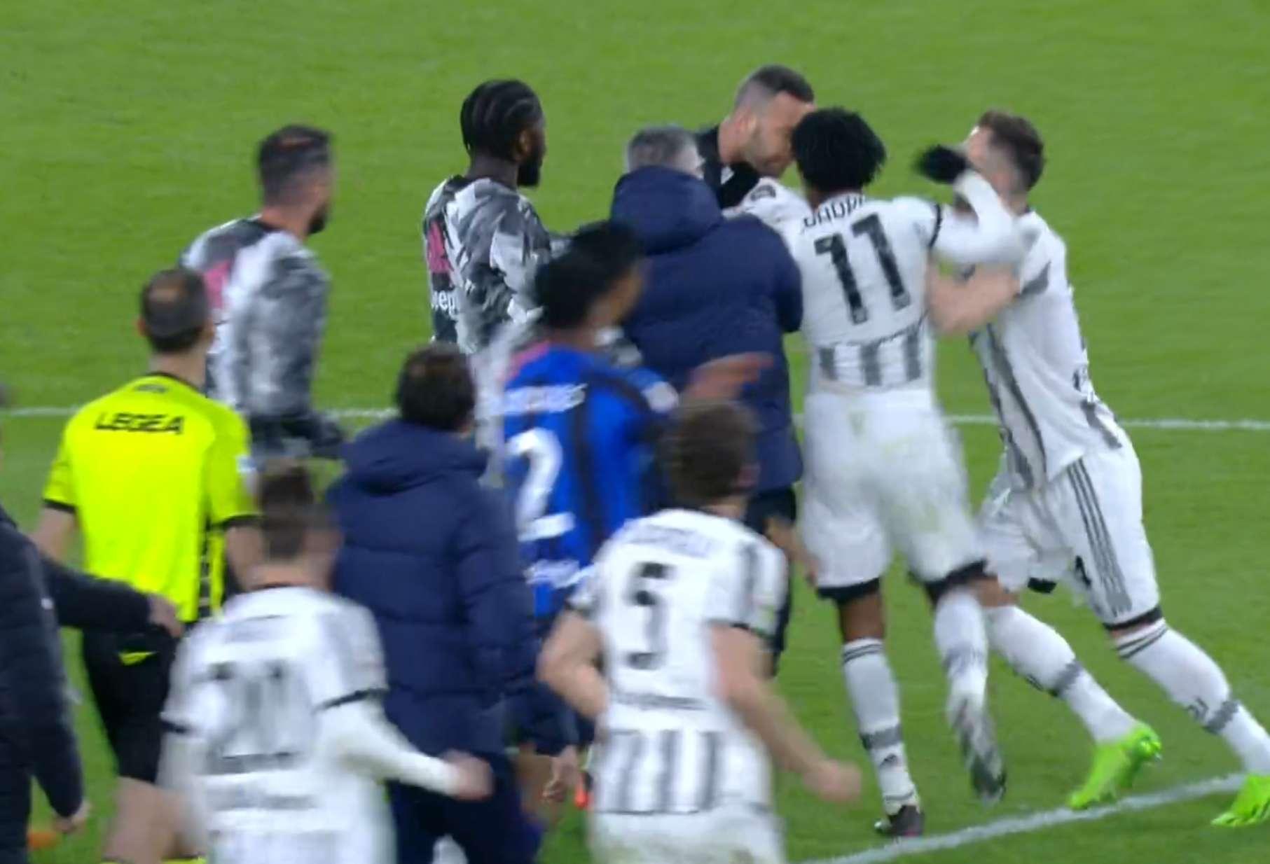 VIDEO – Cuadrado dà un PUGNO ad Handanovic: VERGOGNA!