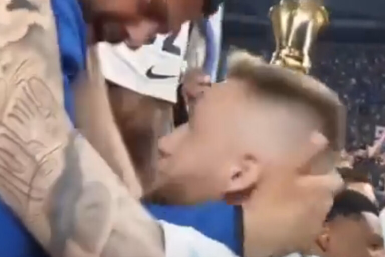 VIDEO – FUORIONDA nella festa Coppa Italia tra Skriniar e un tifoso dell’Inter