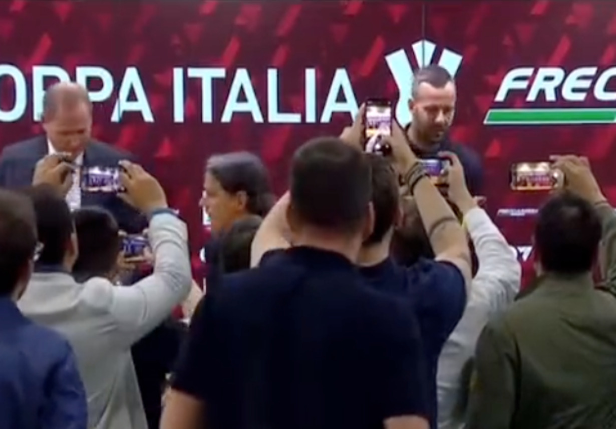 VIDEO – Il fuorionda scaramantico di Inzaghi e Handanovic in finale di Coppa Italia