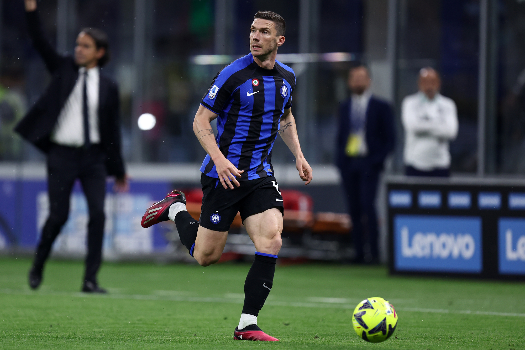 Il piano dell’Inter sulle fasce: da Gosens al vice Dumfries