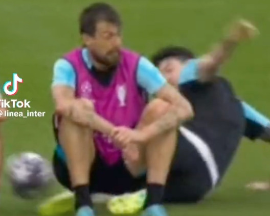 VIDEO – Inter, tensione per la finale? Macché! Bastoni fa gli scherzi ad Acerbi