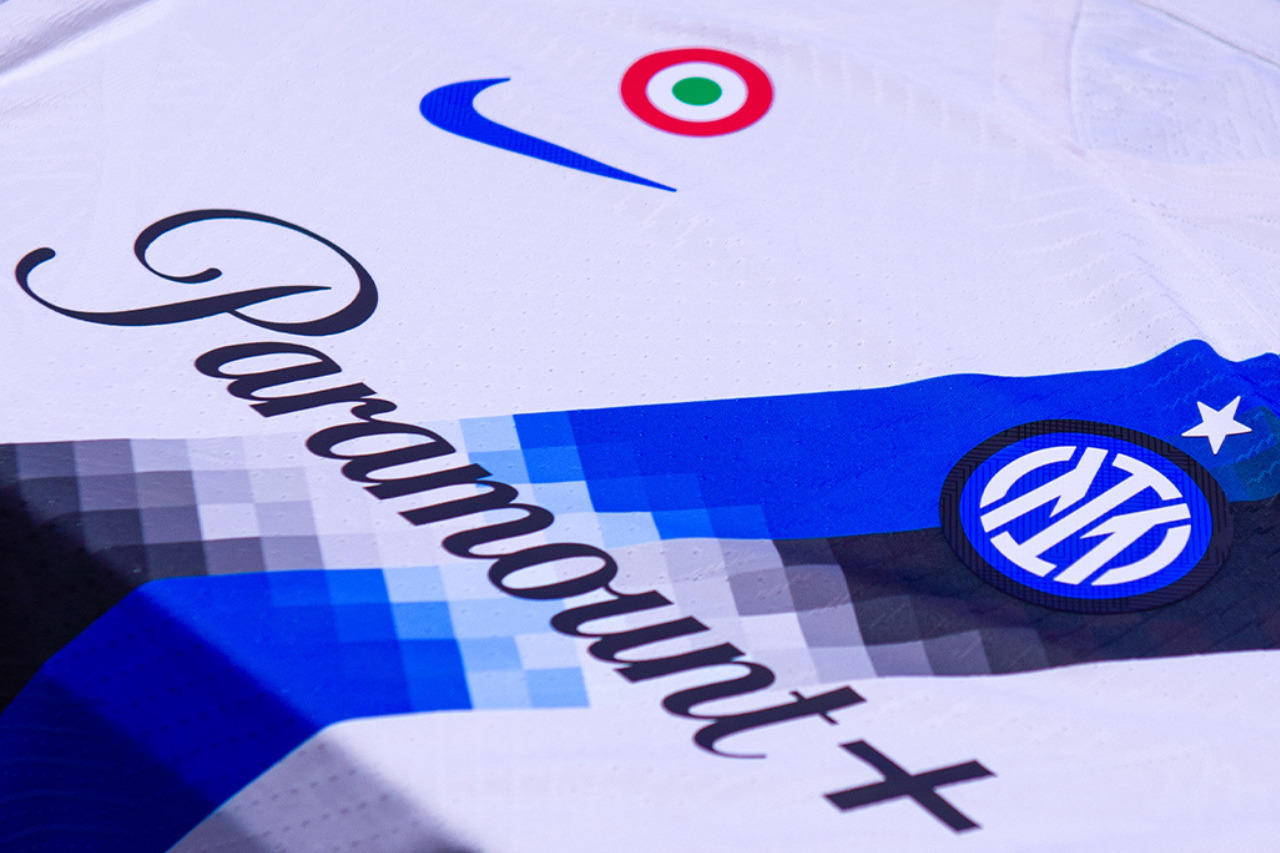 La seconda maglia dell'Inter 2023-2024 con la banda diagonale
