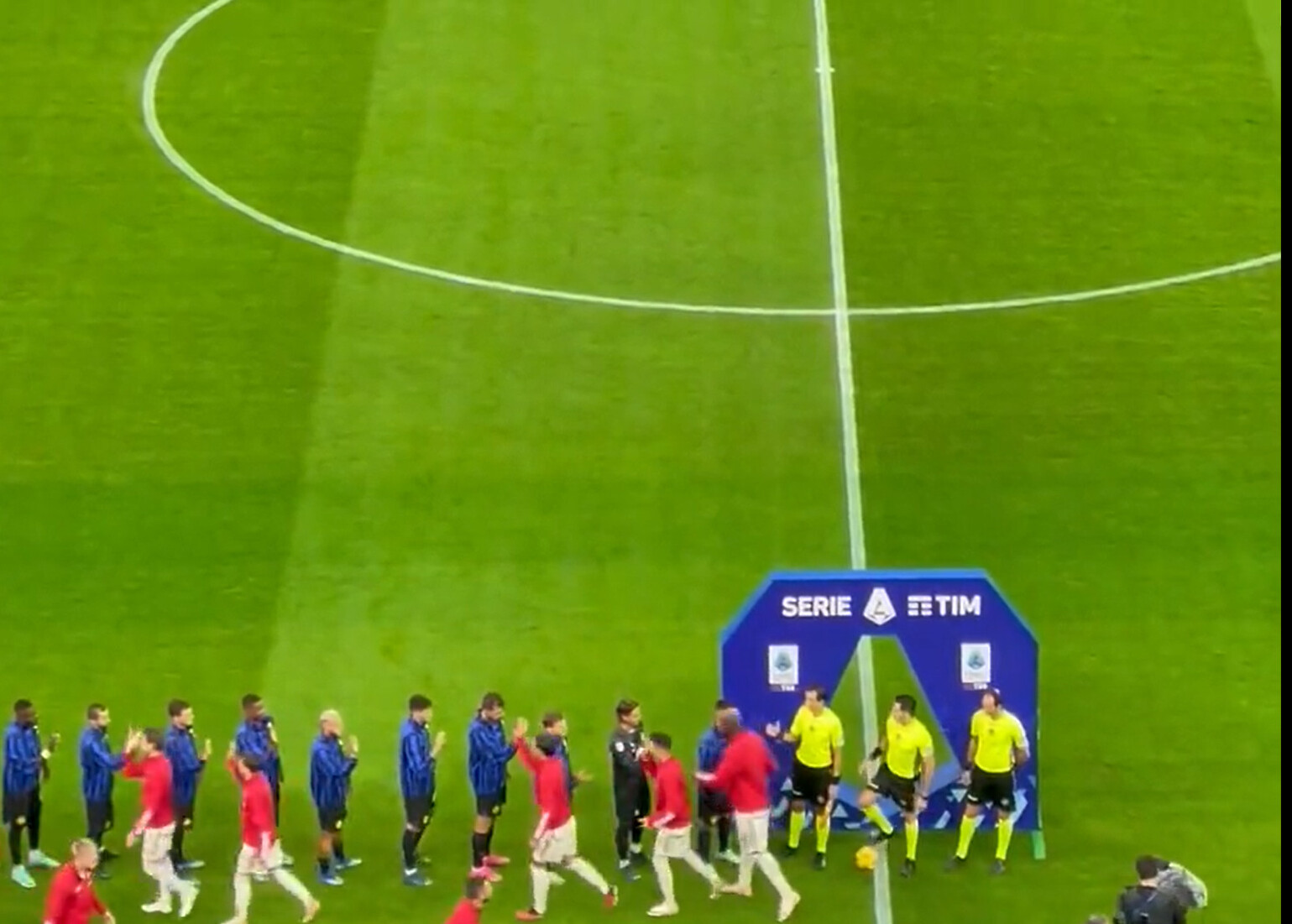 VIDEO – Inter-Roma, il saluto tra Lukaku e i suoi ex compagni