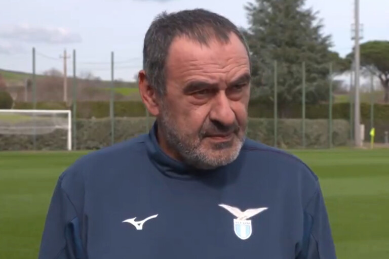 VIDEO – Sarri SEPPELISCE Moggi: “Difficile replicare a un radiato”