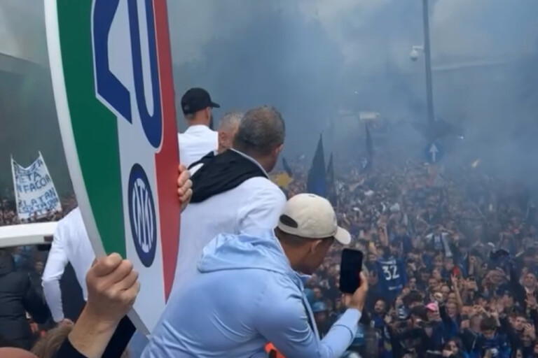 VIDEO – Parata Scudetto: che festa sul pullman scoperto dell’Inter!