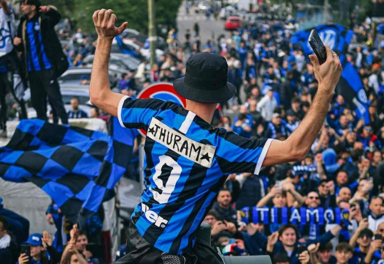 Tifoso rimpiazza il nome di Lukaku. Thuram: “Aiutatemi a trovarlo”