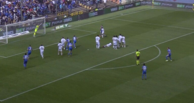 VIDEO – Esposito come Pirlo: la punizione è un capolavoro