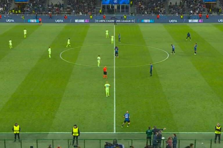 Squadre in campo per Inter-Barcellona