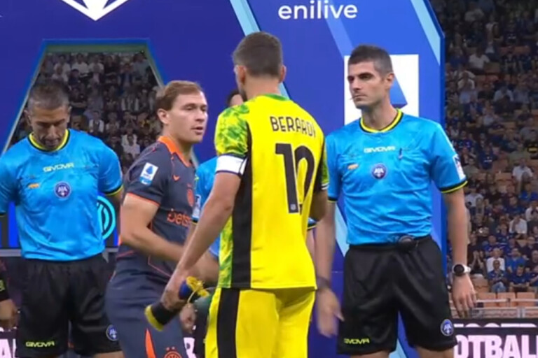 Nicolò Barella e Domenico Berardi in campo prima di Inter-Sassuolo