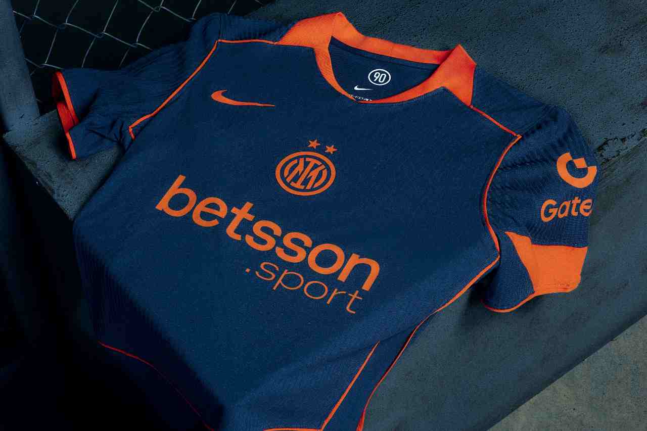 L’Inter presenta la terza maglia: è ispirata alla linea Total 90